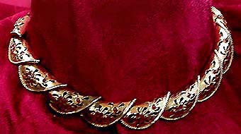 a beautiful vintage costume jewelry necklace unsigned