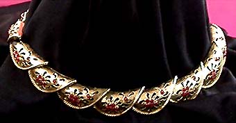 a beautiful vintage costume jewelry necklace unsigned