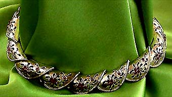 a beautiful vintage costume jewelry necklace unsigned