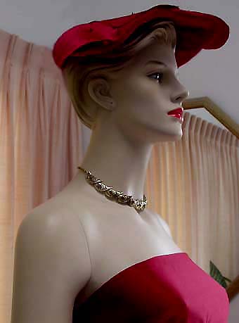 a beautiful vintage costume jewelry necklace unsigned