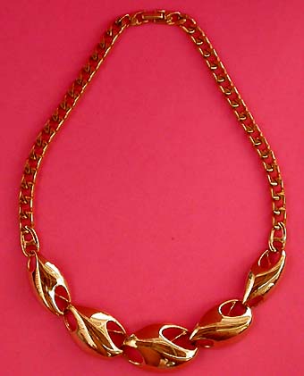 a beautiful vintage costume jewelry necklace unsigned
