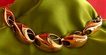 a beautiful vintage costume jewelry necklace unsigned