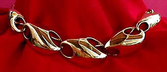 a beautiful vintage costume jewelry necklace unsigned