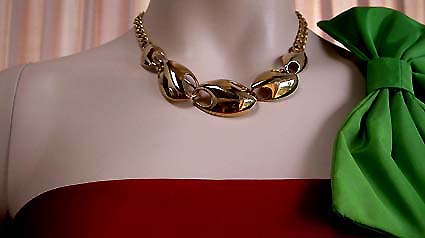 a beautiful vintage costume jewelry necklace unsigned