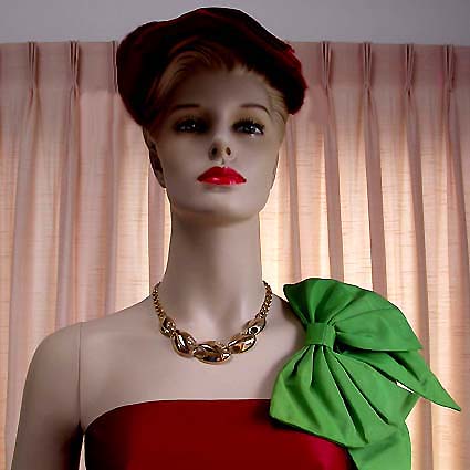 a beautiful vintage costume jewelry necklace unsigned