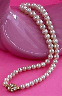 a beautiful vintage costume jewelry necklace unsigned