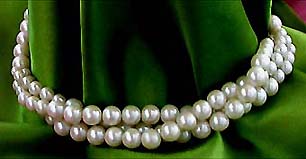 a beautiful vintage costume jewelry necklace unsigned