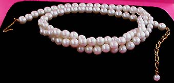 a beautiful vintage costume jewelry necklace unsigned