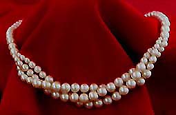 a beautiful vintage costume jewelry necklace unsigned