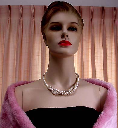 a beautiful vintage costume jewelry necklace unsigned