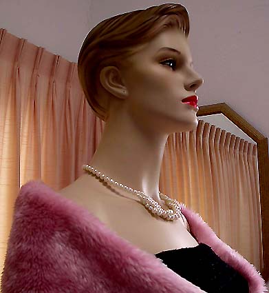 a beautiful vintage costume jewelry necklace unsigned