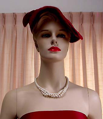 a beautiful vintage costume jewelry necklace unsigned