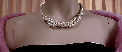 a beautiful vintage costume jewelry necklace unsigned