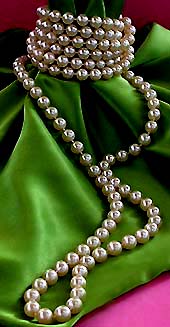 a beautiful vintage costume jewelry necklace unsigned