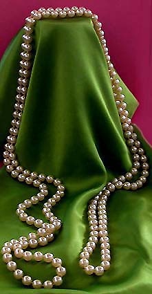 a beautiful vintage costume jewelry necklace unsigned