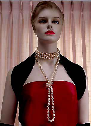 a beautiful vintage costume jewelry necklace unsigned