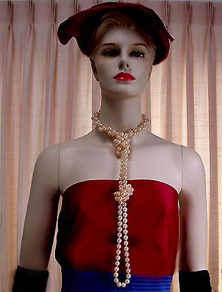 a beautiful vintage costume jewelry necklace unsigned