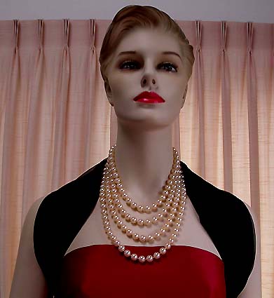 a beautiful vintage costume jewelry necklace unsigned