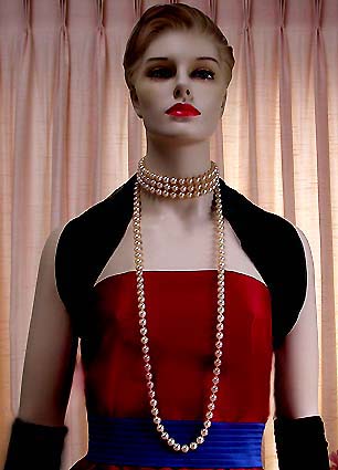 a beautiful vintage costume jewelry necklace unsigned