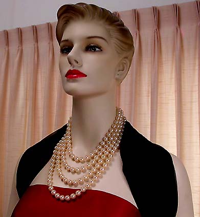 a beautiful vintage costume jewelry necklace unsigned