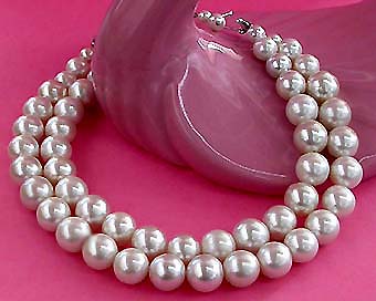 a beautiful vintage costume jewelry necklace unsigned