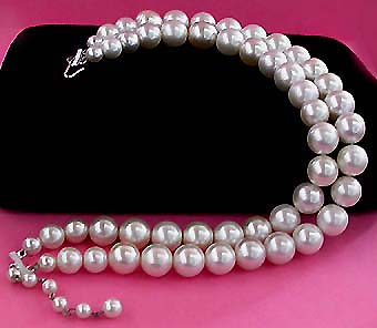 a beautiful vintage costume jewelry necklace unsigned