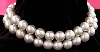 a beautiful vintage costume jewelry necklace unsigned