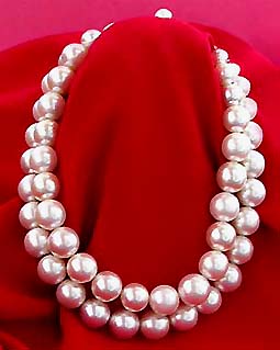a beautiful vintage costume jewelry necklace unsigned