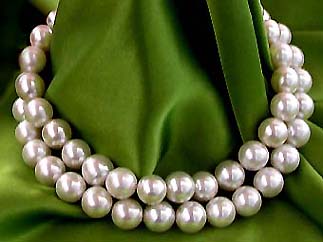 a beautiful vintage costume jewelry necklace unsigned