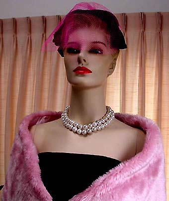 a beautiful vintage costume jewelry necklace unsigned