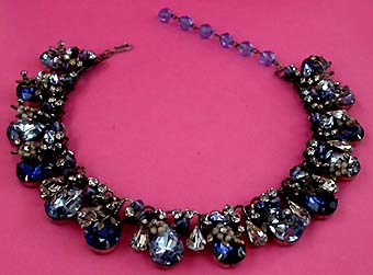 a beautiful vintage costume jewelry necklace unsigned