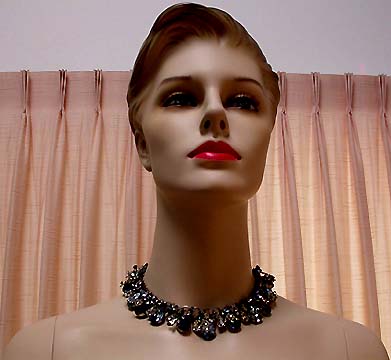 a beautiful vintage costume jewelry necklace unsigned