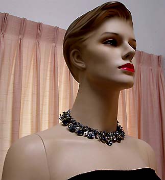 a beautiful vintage costume jewelry necklace unsigned