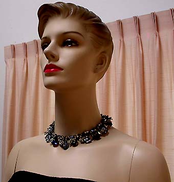 a beautiful vintage costume jewelry necklace unsigned