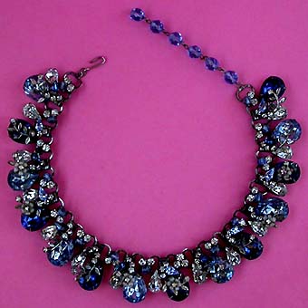a beautiful vintage costume jewelry necklace unsigned