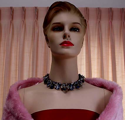 a beautiful vintage costume jewelry necklace unsigned