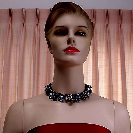 a beautiful vintage costume jewelry necklace unsigned