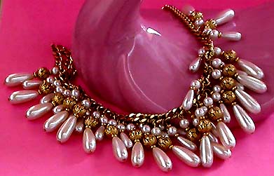 a beautiful vintage costume jewelry necklace unsigned