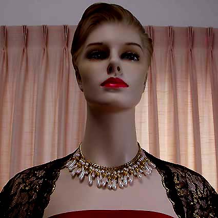 a beautiful vintage costume jewelry necklace unsigned