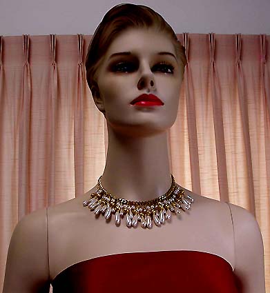 a beautiful vintage costume jewelry necklace unsigned