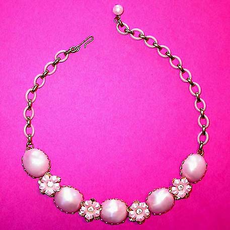 a beautiful vintage costume jewelry necklace unsigned