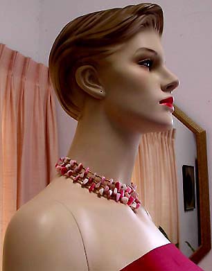 a beautiful vintage costume jewelry necklace unsigned