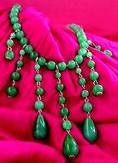 a beautiful vintage costume jewelry necklace unsigned
