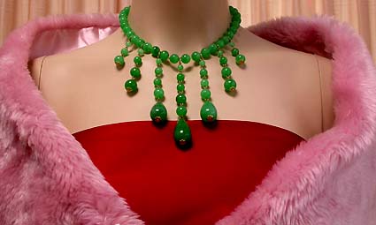 a beautiful vintage costume jewelry necklace unsigned