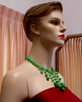 a beautiful vintage costume jewelry necklace unsigned