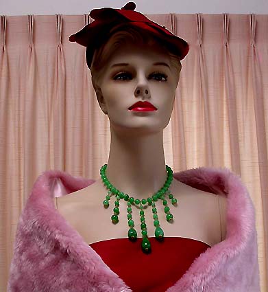 a beautiful vintage costume jewelry necklace unsigned