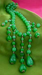 a beautiful vintage costume jewelry necklace unsigned