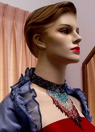 a beautiful vintage costume jewelry necklace unsigned