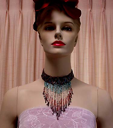 a beautiful vintage costume jewelry necklace unsigned