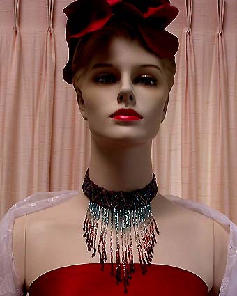 a beautiful vintage costume jewelry necklace unsigned